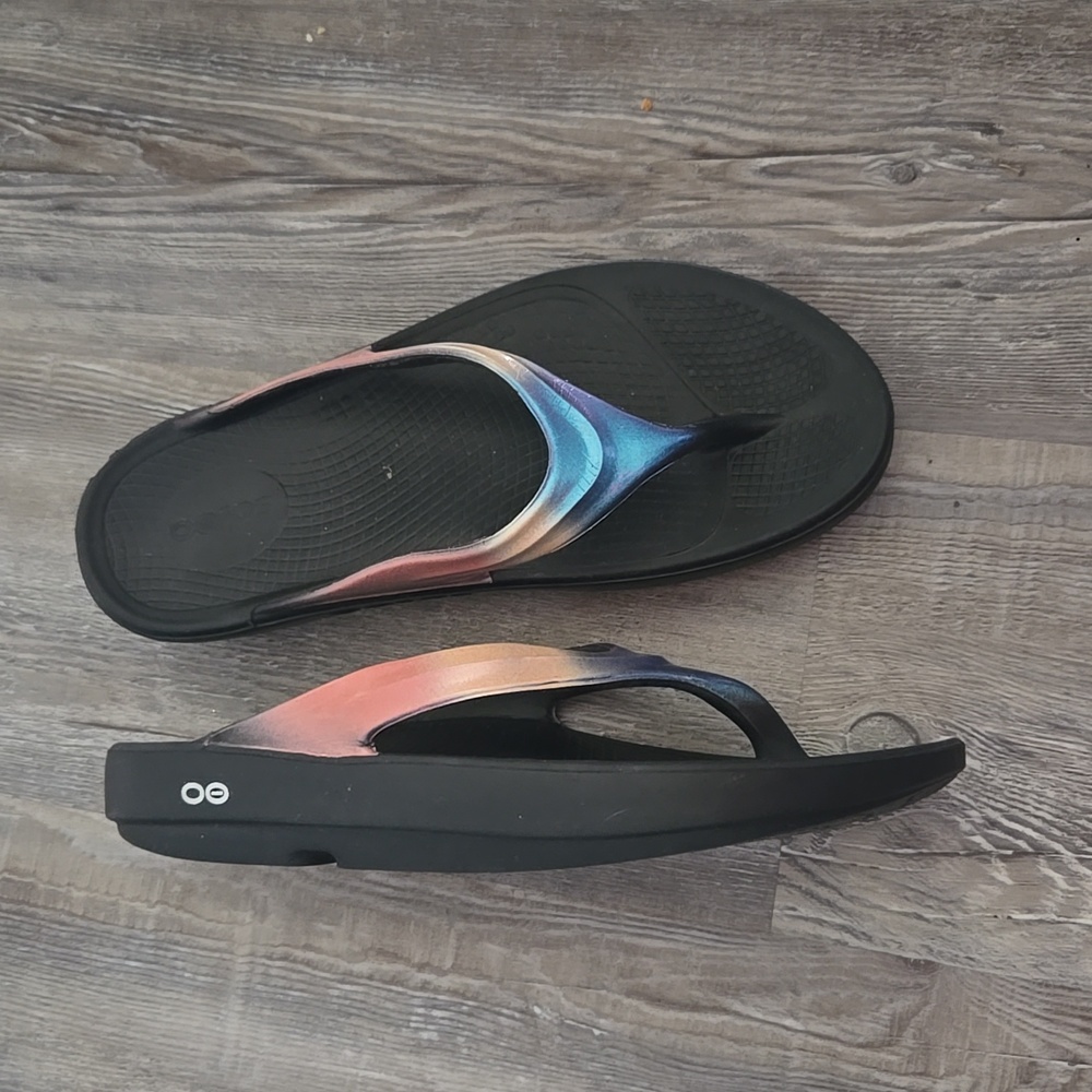 OOFOS Women's Sandal with Black and Purple Gradient - Picture 4 of 5